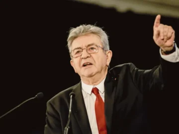 Jean-Luc Mélenchon pendant un discours politique avant 2027.