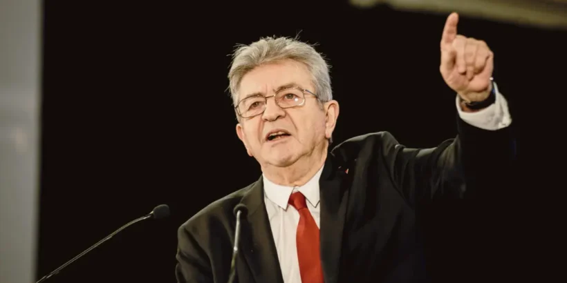 Jean-Luc Mélenchon pendant un discours politique avant 2027.