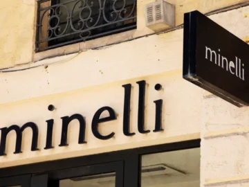 Vitrine d’un magasin Minelli avant sa fermeture définitive en France.