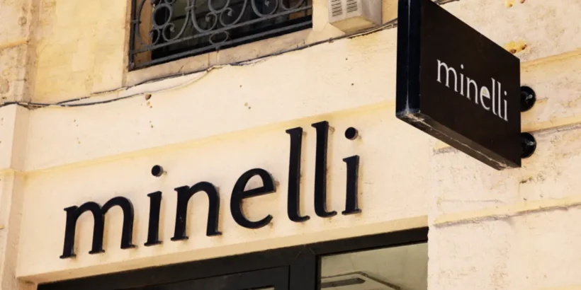 Vitrine d’un magasin Minelli avant sa fermeture définitive en France.