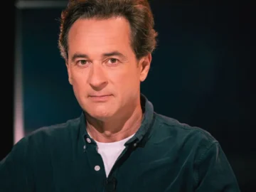Nathanaël de Rincquesen sur le plateau de France 2 avant son départ.