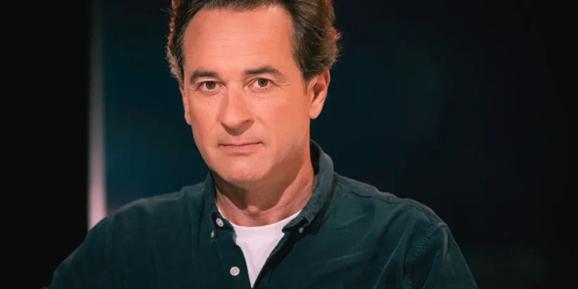 Nathanaël de Rincquesen sur le plateau de France 2 avant son départ.