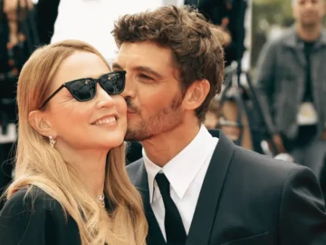 Niels Schneider embrasse Virginie Efira sur le tapis rouge du Festival de Cannes.
