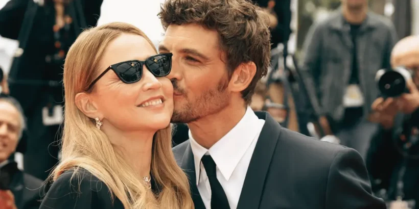 Niels Schneider embrasse Virginie Efira sur le tapis rouge du Festival de Cannes.