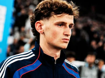 Tyler Morton sous le maillot de l’Olympique Lyonnais au Groupama Stadium.