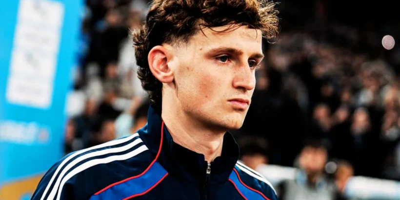 Tyler Morton sous le maillot de l’Olympique Lyonnais au Groupama Stadium.