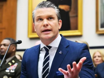 Pete Hegseth mobilise les troupes américaines à Singapour alors que Washington accentue la pression sur l’Iran.