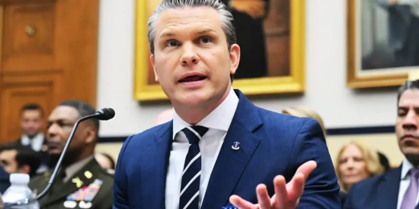Pete Hegseth mobilise les troupes américaines à Singapour alors que Washington accentue la pression sur l’Iran.