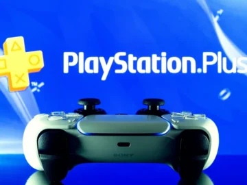 Logo PlayStation Plus affiché sur une console PS5 après l’annonce de la hausse des prix Sony