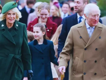 Charles III avec un cadeau pour la princesse Charlotte