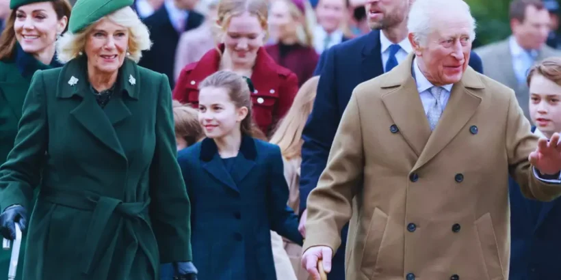 Charles III avec un cadeau pour la princesse Charlotte