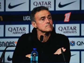 Luis Enrique observe ses joueurs du PSG avant la finale de Ligue des champions face à Arsenal au Puskás Aréna de Budapest.