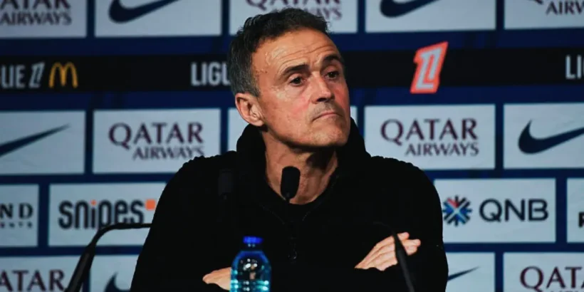 Luis Enrique observe ses joueurs du PSG avant la finale de Ligue des champions face à Arsenal au Puskás Aréna de Budapest.
