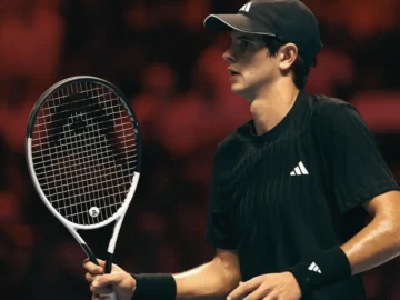 Rafael Jodar en pleine action sur le court à Roland-Garros