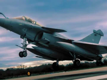Avion de combat Dassault Rafale français en vol lors d’une démonstration aérienne.