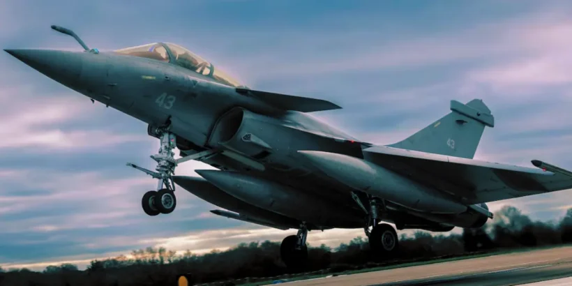 Avion de combat Dassault Rafale français en vol lors d’une démonstration aérienne.