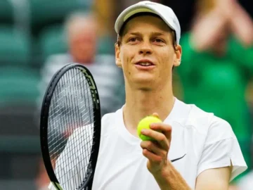 Jannik Sinner pendant un match sur terre battue avant Roland-Garros
