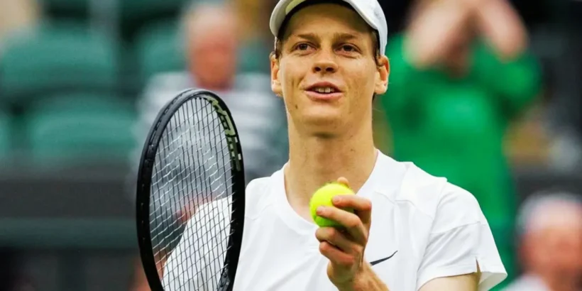 Jannik Sinner pendant un match sur terre battue avant Roland-Garros