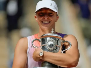 Iga Swiatek en action sur un court de Roland-Garros alors que les questions de sécurité des joueurs alimentent le débat.