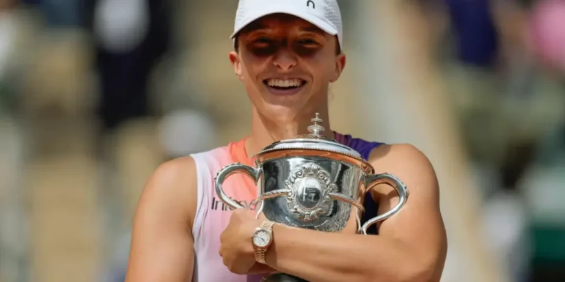 Iga Swiatek en action sur un court de Roland-Garros alors que les questions de sécurité des joueurs alimentent le débat.