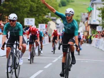 Peloton de la Ronde de l’Isard dans les Pyrénées