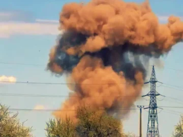 Immeuble résidentiel en Roumanie après la chute d’un drone russe près de la frontière ukrainienne.