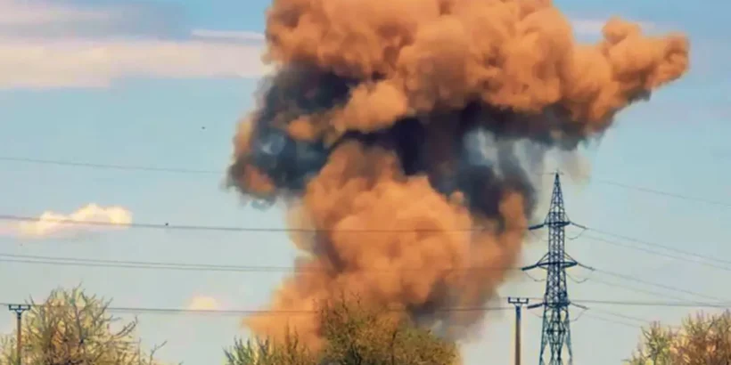 Immeuble résidentiel en Roumanie après la chute d’un drone russe près de la frontière ukrainienne.