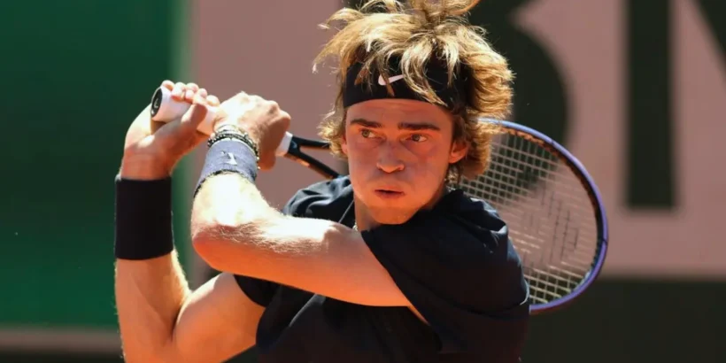 Andrey Rublev affiche une forte tension émotionnelle pendant son match à Roland-Garros.