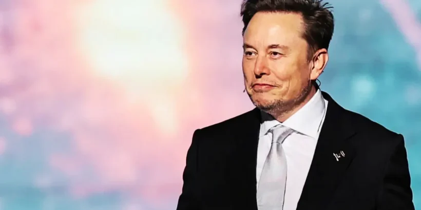 Elon Musk devant une fusée SpaceX et les écrans de Wall Street