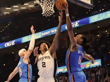 Les San Antonio Spurs célèbrent leur large victoire contre OKC dans le Game 6