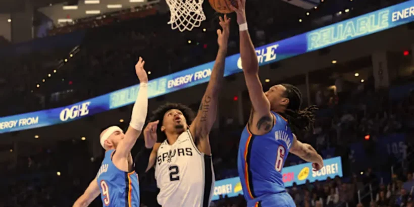 Les San Antonio Spurs célèbrent leur large victoire contre OKC dans le Game 6