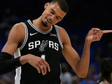 Victor Wembanyama au duel face à Oklahoma City pendant les playoffs NBA