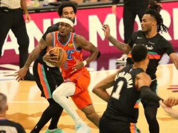 Shai Gilgeous-Alexander face aux Spurs lors du Game 3.