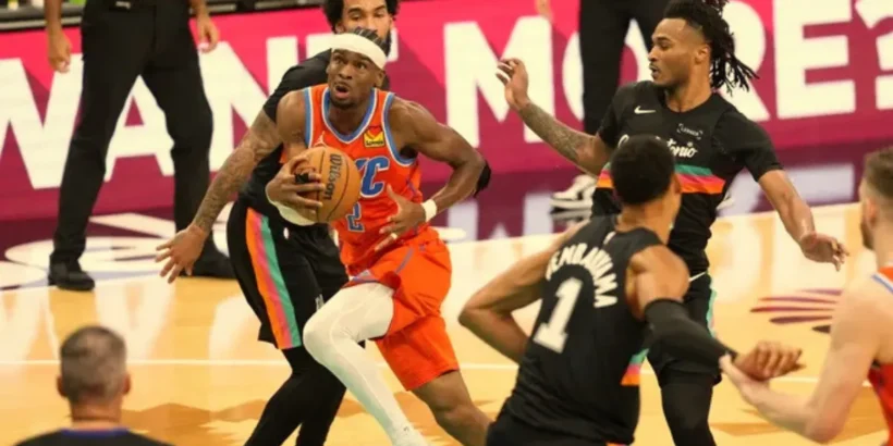 Shai Gilgeous-Alexander face aux Spurs lors du Game 3.