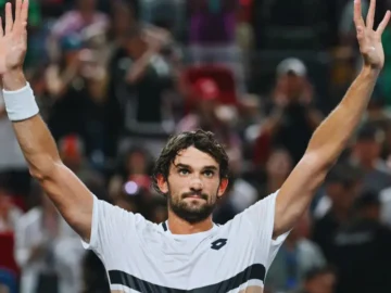 Valentin Vacherot pendant un match sur terre battue avant Roland-Garros