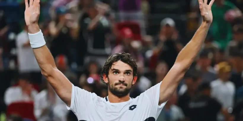Valentin Vacherot pendant un match sur terre battue avant Roland-Garros