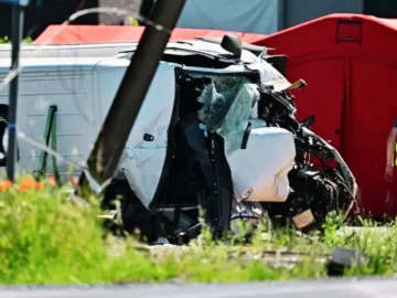 Véhicule scolaire détruit après une collision avec un train à Buggenhout en Belgique