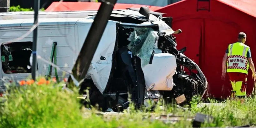 Véhicule scolaire détruit après une collision avec un train à Buggenhout en Belgique