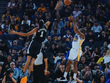 Victor Wembanyama face au Thunder avec les Spurs.