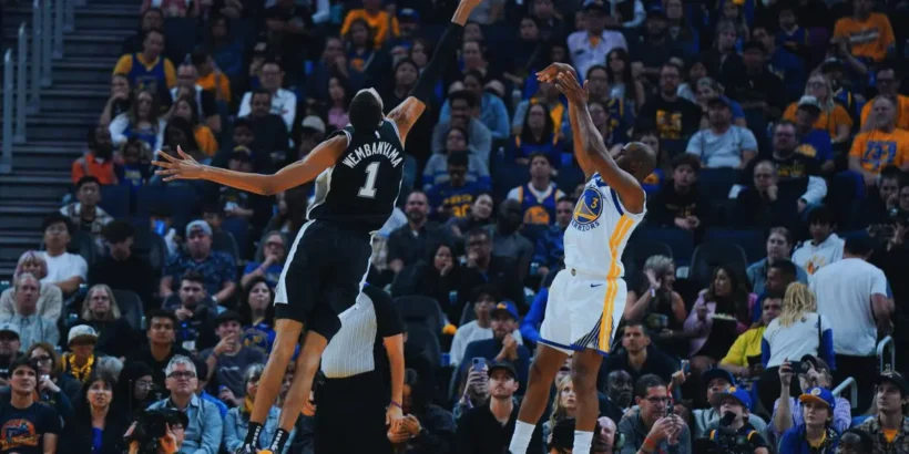 Victor Wembanyama face au Thunder avec les Spurs.