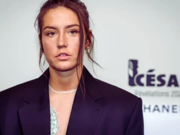 Adèle Exarchopoulos photographiée lors d’un événement public alors que le procès de Doums s’ouvre à Paris.