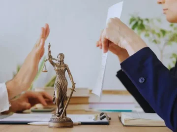 Employée espagnole quittant son lieu de travail après l’annonce de son licenciement