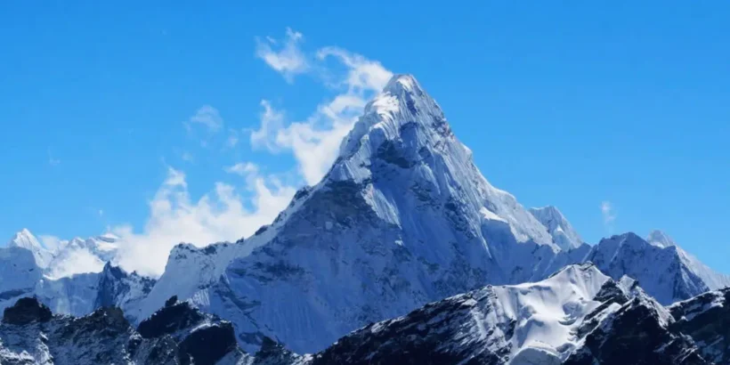 Un guide népalais de l’Everest secouru après avoir survécu seul pendant six jours en haute altitude