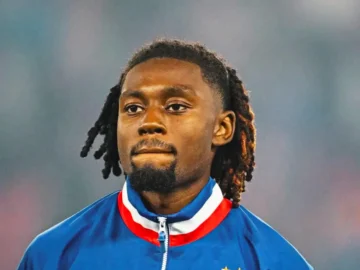 Manu Koné sous le maillot de l'Équipe de France lors d'un match international.
