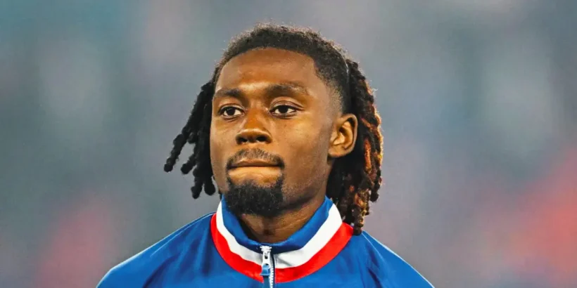 Manu Koné sous le maillot de l'Équipe de France lors d'un match international.