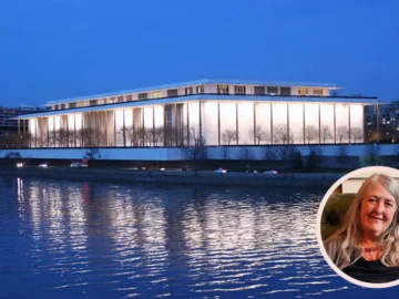 Vue extérieure du Kennedy Center à Washington alors que l’institution retire les références