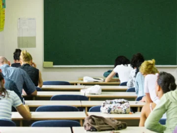 Bac français 2026 : moment de concentration avant la remise des copies