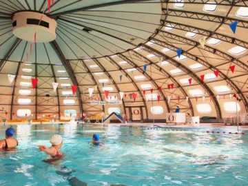 Ambiance conviviale autour de la piscine de Saint-Paul-lès-Dax pendant la fête solidaire.