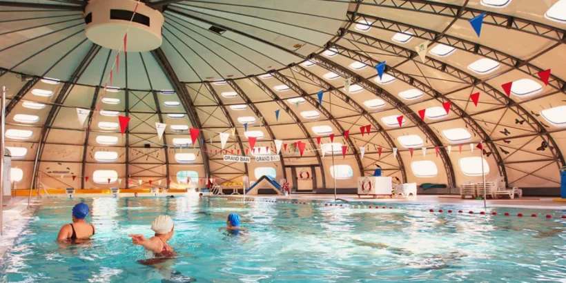 Ambiance conviviale autour de la piscine de Saint-Paul-lès-Dax pendant la fête solidaire.