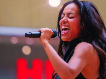 Amel Bent sur scène lors d’un concert, avant l’annulation de sa participation à la Fête de la Musique de Bruay-la-Buissière.